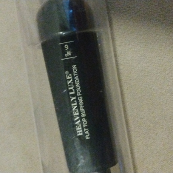 Heavenly Luxe Flat Top Buffing Foundation Brush #6 - Picture 3 of 6